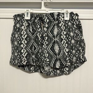 Women’s American Eagle black/white printed shorts with stretchy waistband size10